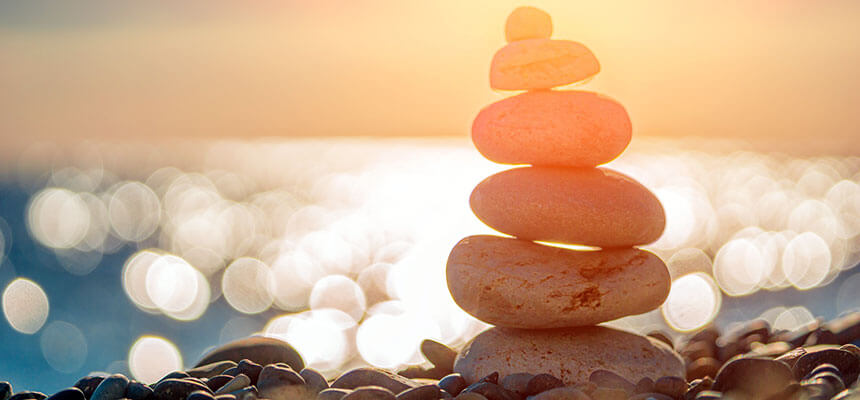 Kövek egymáson naplementében, holisztikus egyensúly és harmónia