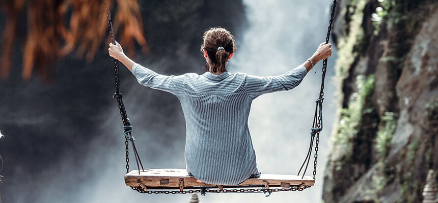 Nő hintázik a természetben, szabadság és lélekfelszabadítás