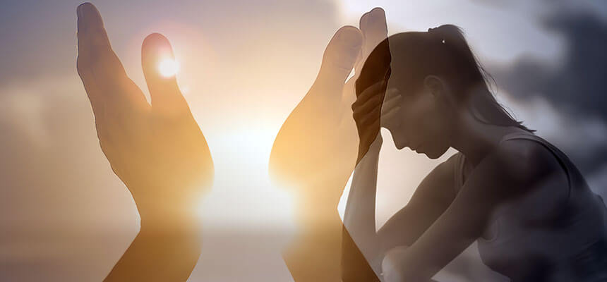 Nő fejét fogja, blokkoldás szükséges a lélek felszabadításáért