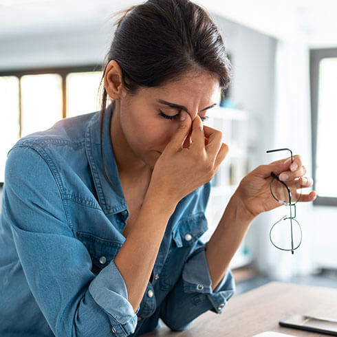 Gondterhelt nő fejét fogja, alacsony teremtő energia szint