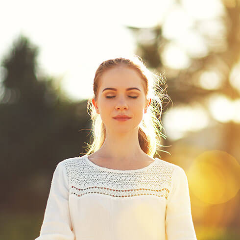 Meditáló nő napfényben, belső áramlás és harmónia