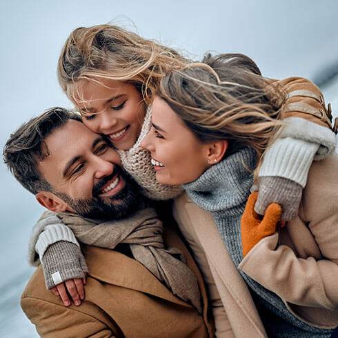 Háromtagú család ölelkezik, szeretet és összetartozás energiája