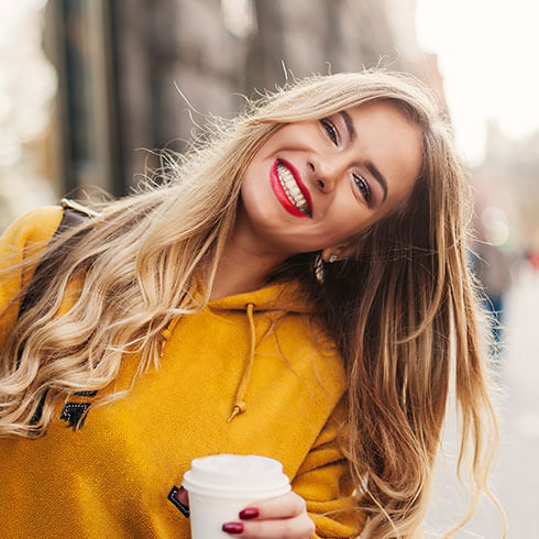 Boldog, mosolygó nő sárga ruhában, pozitív energia és öröm