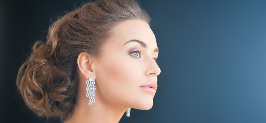 Gyönyörű nő a távolba néz, női teremtő erő és inspiráció