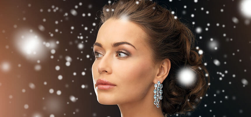 Nő misztikus fehér energiában, női teremtő erő és spiritualitás